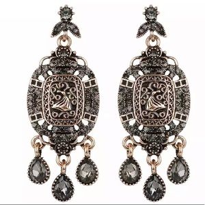 👇🏻$ Markdown to final price. Beautiful Vintage Boho earrings w/gray gemstones